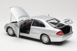 Mercedes E-Class W211 Hopea Kyosho 1:18 B66962146 Metalli — kuva 5 / 8