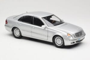 Mercedes E-Class W211 Hopea Kyosho 1:18 B66962146 Metalli — kuva 6 / 8