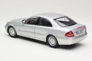 Mercedes E-Class W211 Hopea Kyosho 1:18 B66962146 Metalli — kuva 7 / 8