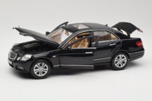 Mercedes E-Class W211 Musta Maisto 1:18 31172 Metalli — kuva 2 / 8