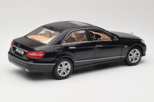 Mercedes E-Class W211 Musta Maisto 1:18 31172 Metalli — kuva 3 / 8