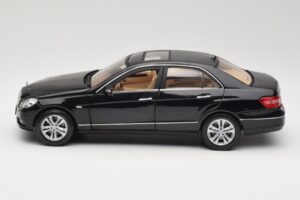 Mercedes E-Class W211 Musta Maisto 1:18 31172 Metalli — kuva 4 / 8