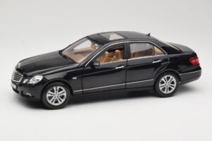 Mercedes E-Class W211 Musta Maisto 1:18 31172 Metalli
