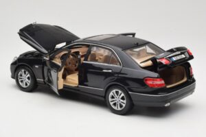 Mercedes E-Class W211 Musta Maisto 1:18 31172 Metalli — kuva 5 / 8
