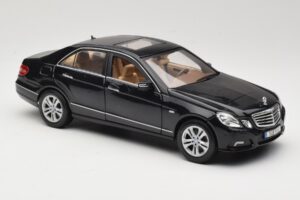 Mercedes E-Class W211 Musta Maisto 1:18 31172 Metalli — kuva 6 / 8
