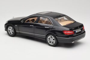 Mercedes E-Class W211 Musta Maisto 1:18 31172 Metalli — kuva 7 / 8