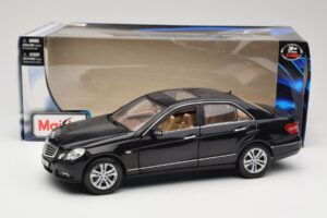 Mercedes E-Class W211 Musta Maisto 1:18 31172 Metalli — kuva 8 / 8