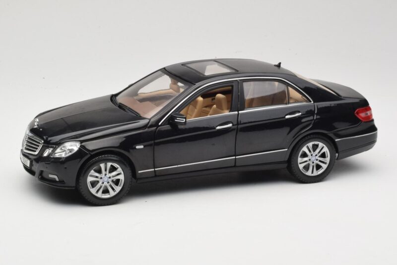 Mercedes E-Class W211 Musta Maisto 1:18 31172 Metalli