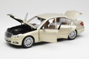 Mercedes E-Class W212 Elegance Pearl Beige Metallic Minichamps 1:18 B66960215 Metalli — kuva 2 / 8