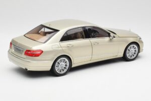 Mercedes E-Class W212 Elegance Pearl Beige Metallic Minichamps 1:18 B66960215 Metalli — kuva 3 / 8