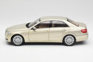 Mercedes E-Class W212 Elegance Pearl Beige Metallic Minichamps 1:18 B66960215 Metalli — kuva 4 / 8