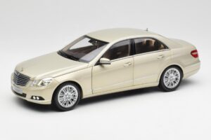 Mercedes E-Class W212 Elegance Pearl Beige Metallic Minichamps 1:18 B66960215 Metalli