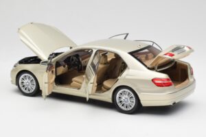 Mercedes E-Class W212 Elegance Pearl Beige Metallic Minichamps 1:18 B66960215 Metalli — kuva 5 / 8
