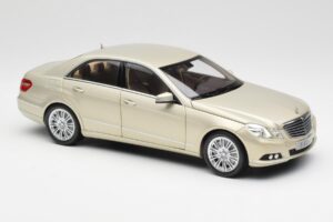 Mercedes E-Class W212 Elegance Pearl Beige Metallic Minichamps 1:18 B66960215 Metalli — kuva 6 / 8