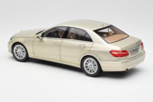 Mercedes E-Class W212 Elegance Pearl Beige Metallic Minichamps 1:18 B66960215 Metalli — kuva 7 / 8