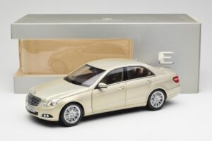 Mercedes E-Class W212 Elegance Pearl Beige Metallic Minichamps 1:18 B66960215 Metalli — kuva 8 / 8