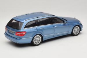 Mercedes E-Class W212 Estate Indigolith Metallic Blue Minichamps 1:18 B66962449 Metalli — kuva 3 / 8