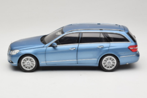 Mercedes E-Class W212 Estate Indigolith Metallic Blue Minichamps 1:18 B66962449 Metalli — kuva 4 / 8