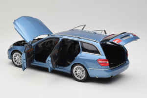 Mercedes E-Class W212 Estate Indigolith Metallic Blue Minichamps 1:18 B66962449 Metalli — kuva 5 / 8