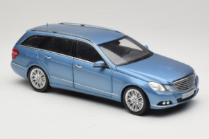 Mercedes E-Class W212 Estate Indigolith Metallic Blue Minichamps 1:18 B66962449 Metalli — kuva 6 / 8