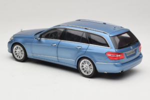 Mercedes E-Class W212 Estate Indigolith Metallic Blue Minichamps 1:18 B66962449 Metalli — kuva 7 / 8