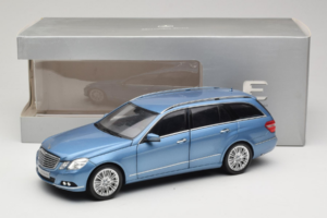 Mercedes E-Class W212 Estate Indigolith Metallic Blue Minichamps 1:18 B66962449 Metalli — kuva 8 / 8