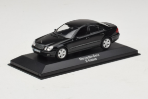 Mercedes E-Class W211 Musta Minichamps 1:43 B66961950 Metalli — kuva 2 / 4