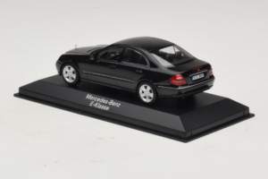 Mercedes E-Class W211 Musta Minichamps 1:43 B66961950 Metalli — kuva 3 / 4
