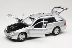Mercedes E320 T-Modell S210 Elegance Hopea Kyosho 1:18 B66962166 Metalli — kuva 2 / 8