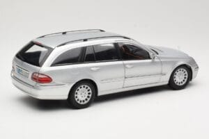 Mercedes E320 T-Modell S210 Elegance Hopea Kyosho 1:18 B66962166 Metalli — kuva 3 / 8