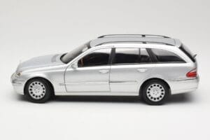 Mercedes E320 T-Modell S210 Elegance Hopea Kyosho 1:18 B66962166 Metalli — kuva 4 / 8