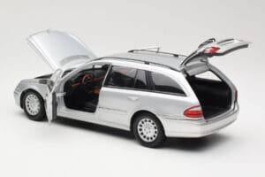 Mercedes E320 T-Modell S210 Elegance Hopea Kyosho 1:18 B66962166 Metalli — kuva 5 / 8