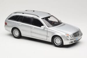 Mercedes E320 T-Modell S210 Elegance Hopea Kyosho 1:18 B66962166 Metalli — kuva 6 / 8