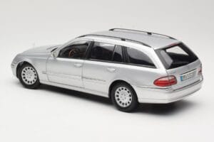 Mercedes E320 T-Modell S210 Elegance Hopea Kyosho 1:18 B66962166 Metalli — kuva 7 / 8