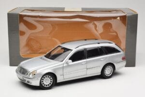 Mercedes E320 T-Modell S210 Elegance Hopea Kyosho 1:18 B66962166 Metalli — kuva 8 / 8