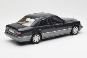 Mercedes E320 W124 Nautik Sininen Metallic Dealer Edition AUTOart 1:18 B66040508 Metalli — kuva 3 / 8