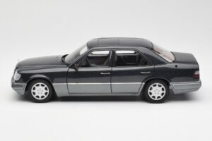 Mercedes E320 W124 Nautik Sininen Metallic Dealer Edition AUTOart 1:18 B66040508 Metalli — kuva 4 / 8