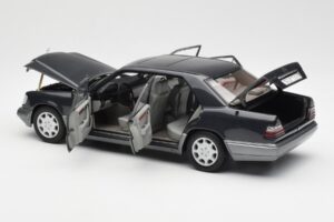 Mercedes E320 W124 Nautik Sininen Metallic Dealer Edition AUTOart 1:18 B66040508 Metalli — kuva 5 / 8