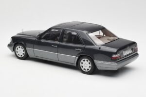 Mercedes E320 W124 Nautik Sininen Metallic Dealer Edition AUTOart 1:18 B66040508 Metalli — kuva 7 / 8