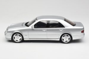 Mercedes E55 AMG W210 Brilliant Silver Otto 1:18 OT459 Hartsi — kuva 3 / 6