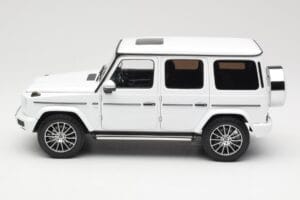 Mercedes G-Class G 500 W463A Diamond White Metallic Minichamps 1:18 113037111 Metalli — kuva 4 / 8