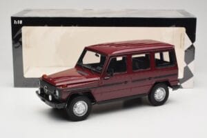 Mercedes G-Class W460 LWB Tummanpunainen Minichamps 1:18 155038102 Metalli — kuva 6 / 6