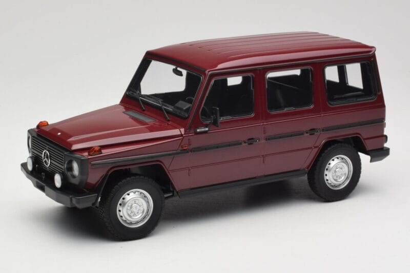 Mercedes G-Class W460 LWB Tummanpunainen Minichamps 1:18 155038102 Metalli