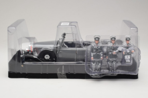 Mercedes G4 6-Wheels Musta With Figures Signature Models 1:18 38202 Metalli