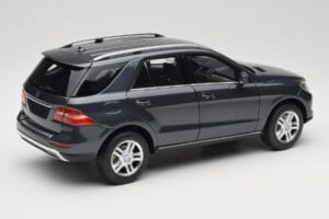 Mercedes M-Class W164 Grey Metallic Minichamps 1:18 100030100 Metalli — kuva 3 / 8