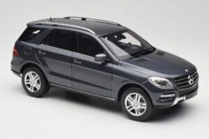 Mercedes M-Class W164 Grey Metallic Minichamps 1:18 100030100 Metalli — kuva 6 / 8