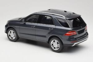 Mercedes M-Class W164 Grey Metallic Minichamps 1:18 100030100 Metalli — kuva 7 / 8