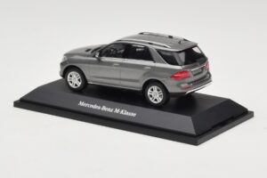 Mercedes M-Class W166 Palladium Silver Metallic Minichamps 1:43 B66960061 Metalli — kuva 3 / 4