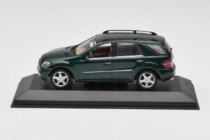 Mercedes ML 500 W164 Tummanvihreä Minichamps 1:43 400034500 Metalli