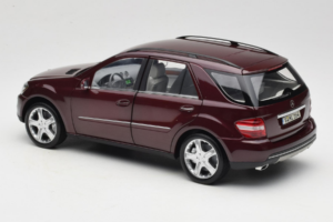 Mercedes ML W164 Red Metallic Minichamps 1:18 150034500 Metalli — kuva 7 / 8